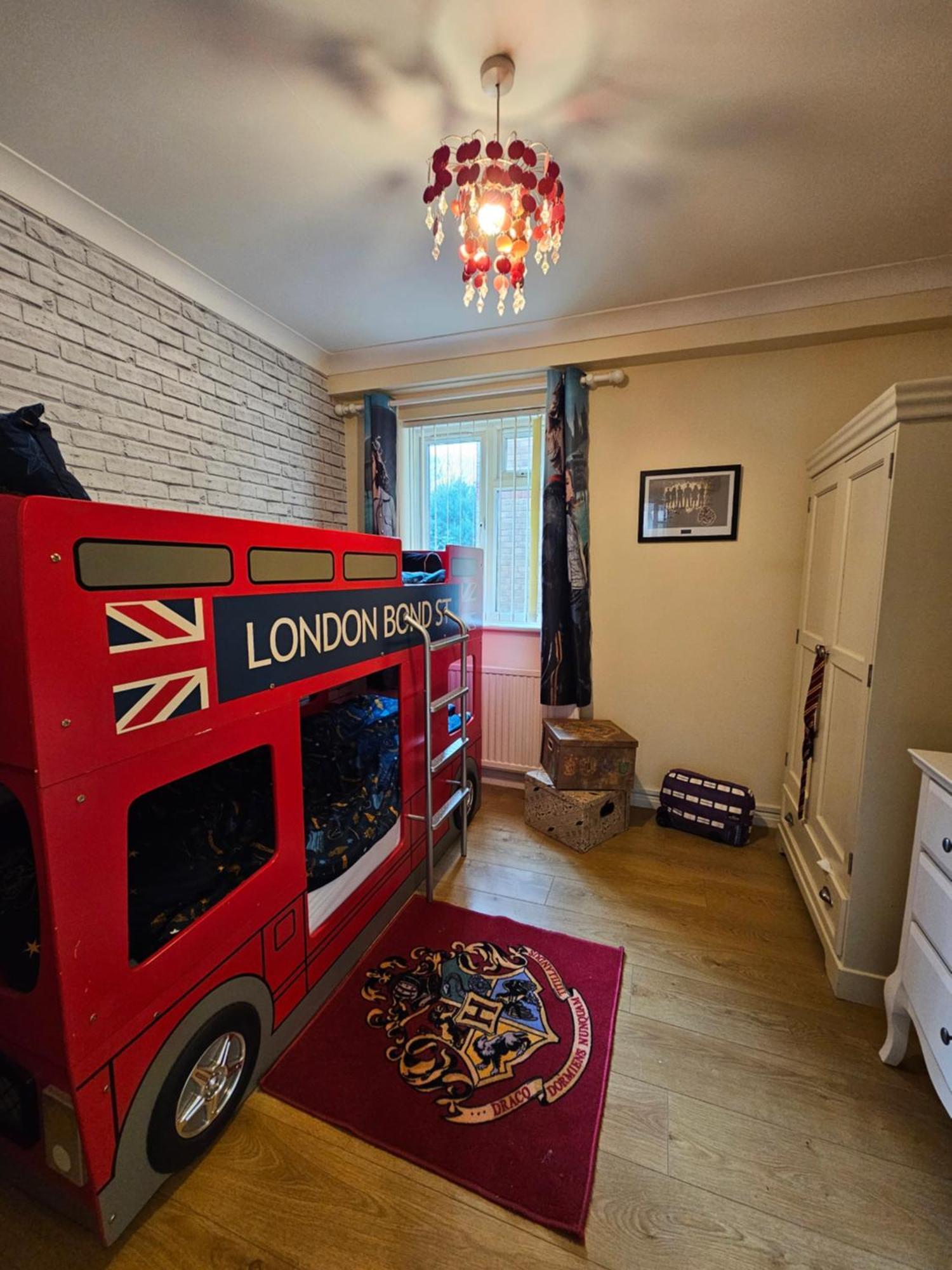 Harry Potter Hogwarts Apartment Уотфорд Екстериор снимка